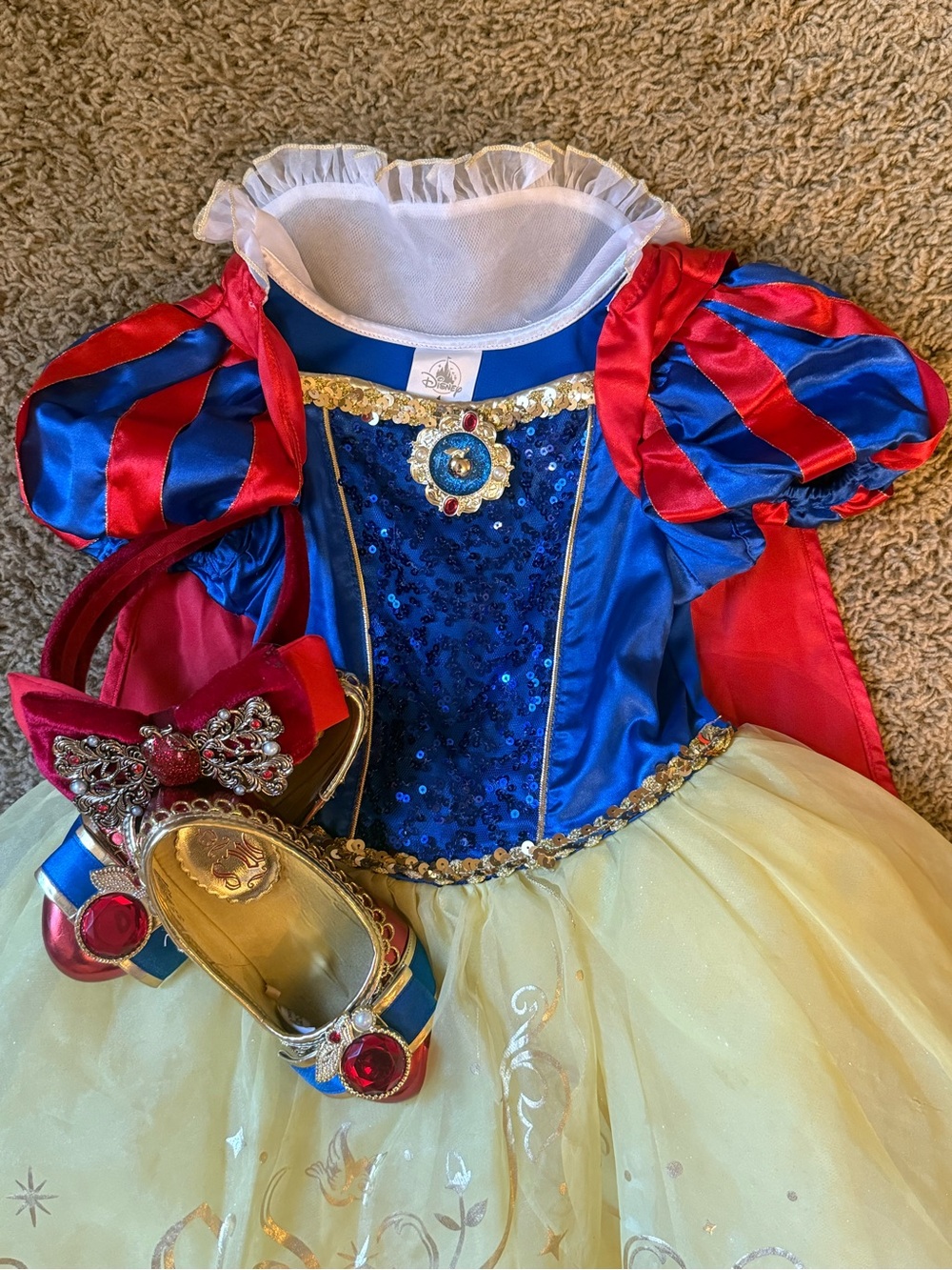 Complete Disney store Snow White deluxe costume